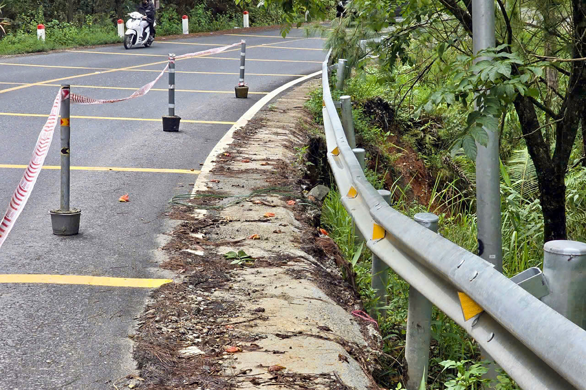Landslide hits Mimosa Pass, Lam Dong bans heavy trucks
