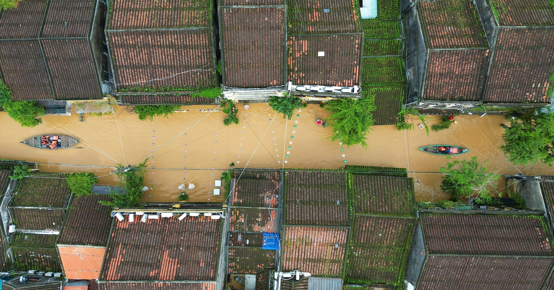 Third flood in 20 days turns Hoi An into a floating attraction