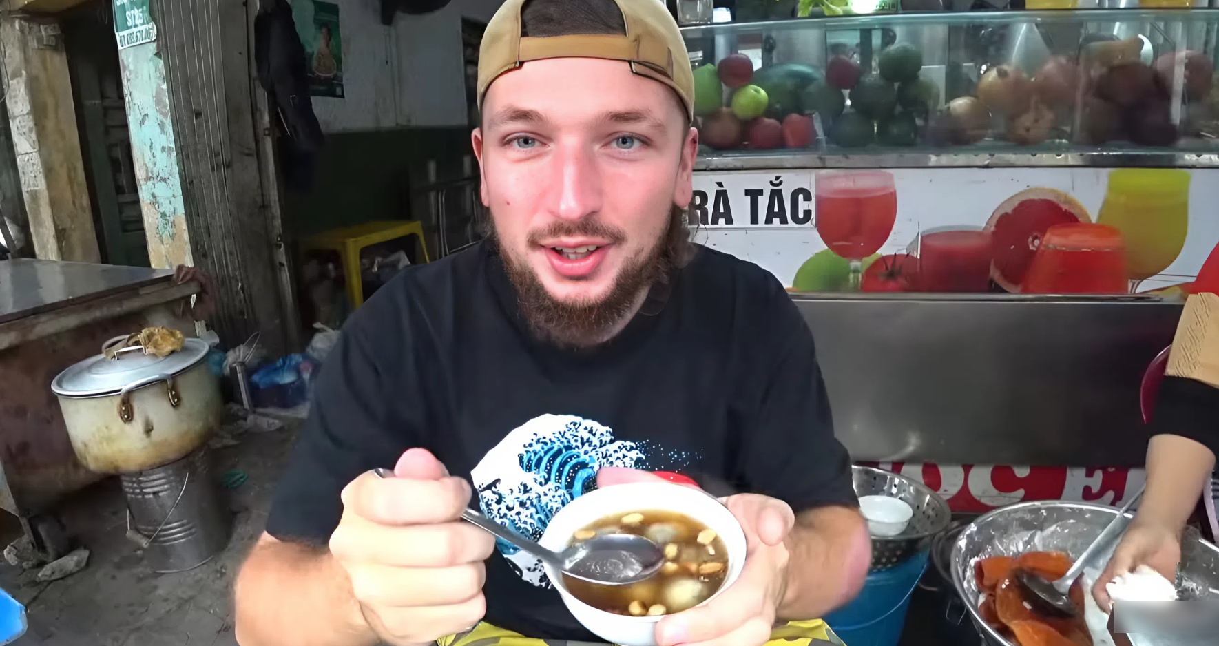 British tourist raves about sweet dumplings in Hai Phong’s winter chill