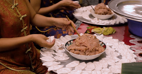 Canadian couple enchanted by Hoi An’s 'white rose' dumplings