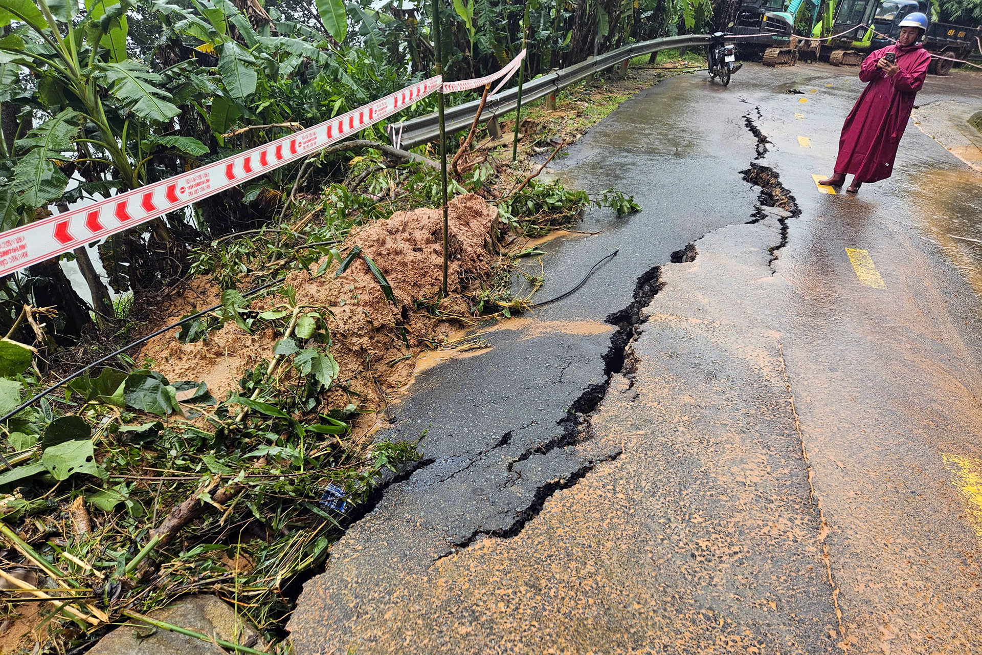 Điểm sụt lún trên quốc lộ 28 qua xã Sơn Điền, tỉnh Lâm Đồng.jpg