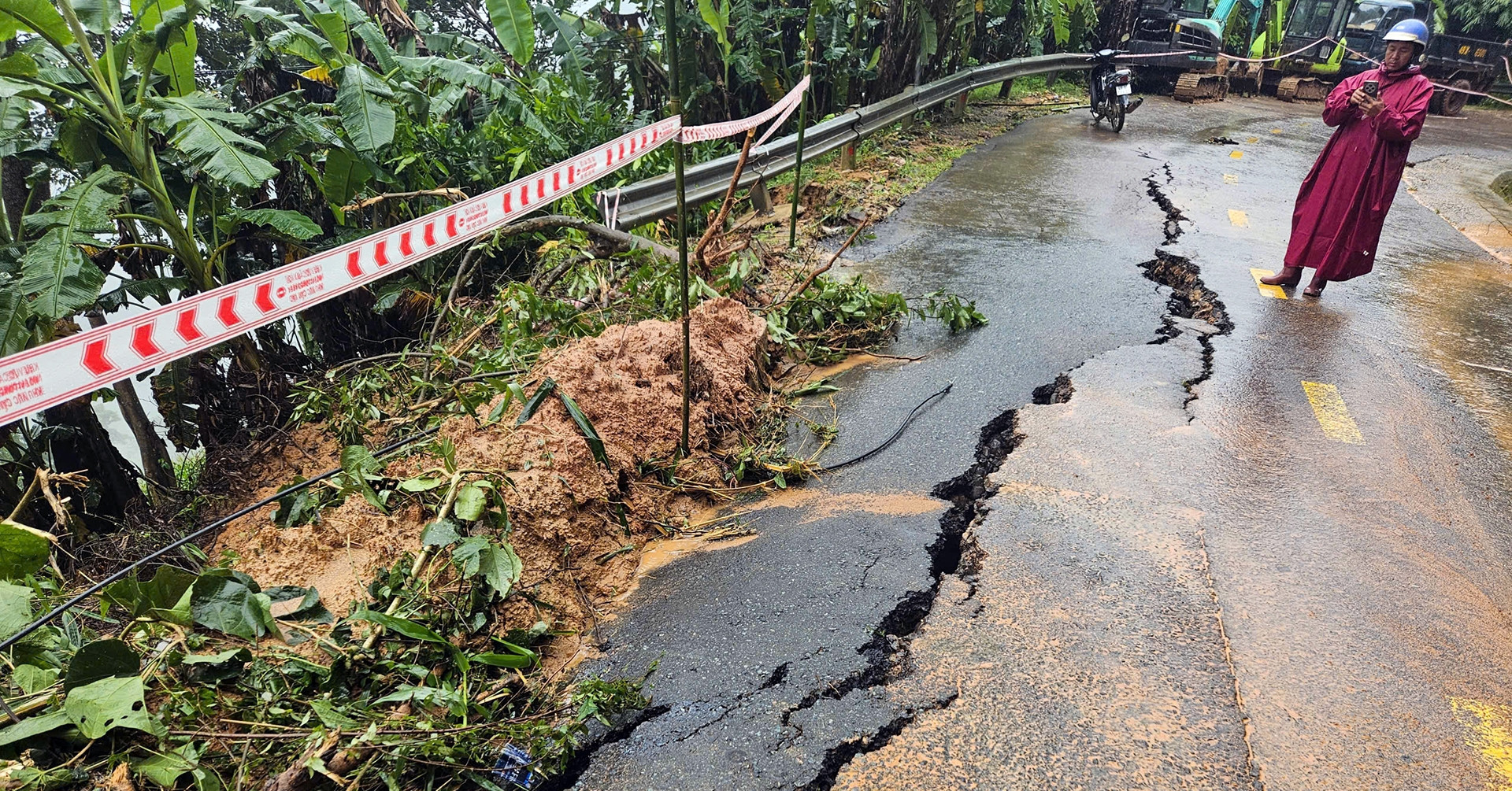 Lam Dong declares emergency after landslides hit two national highways