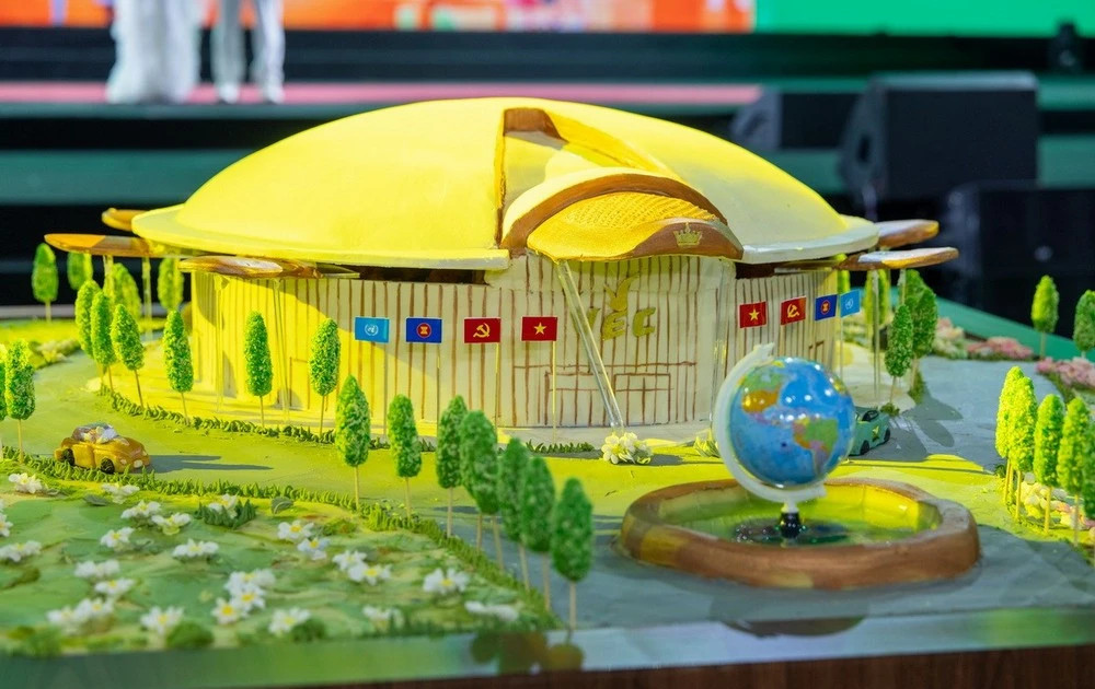Sticky rice- and bean-made Vietnam Exposition Centre model sets record