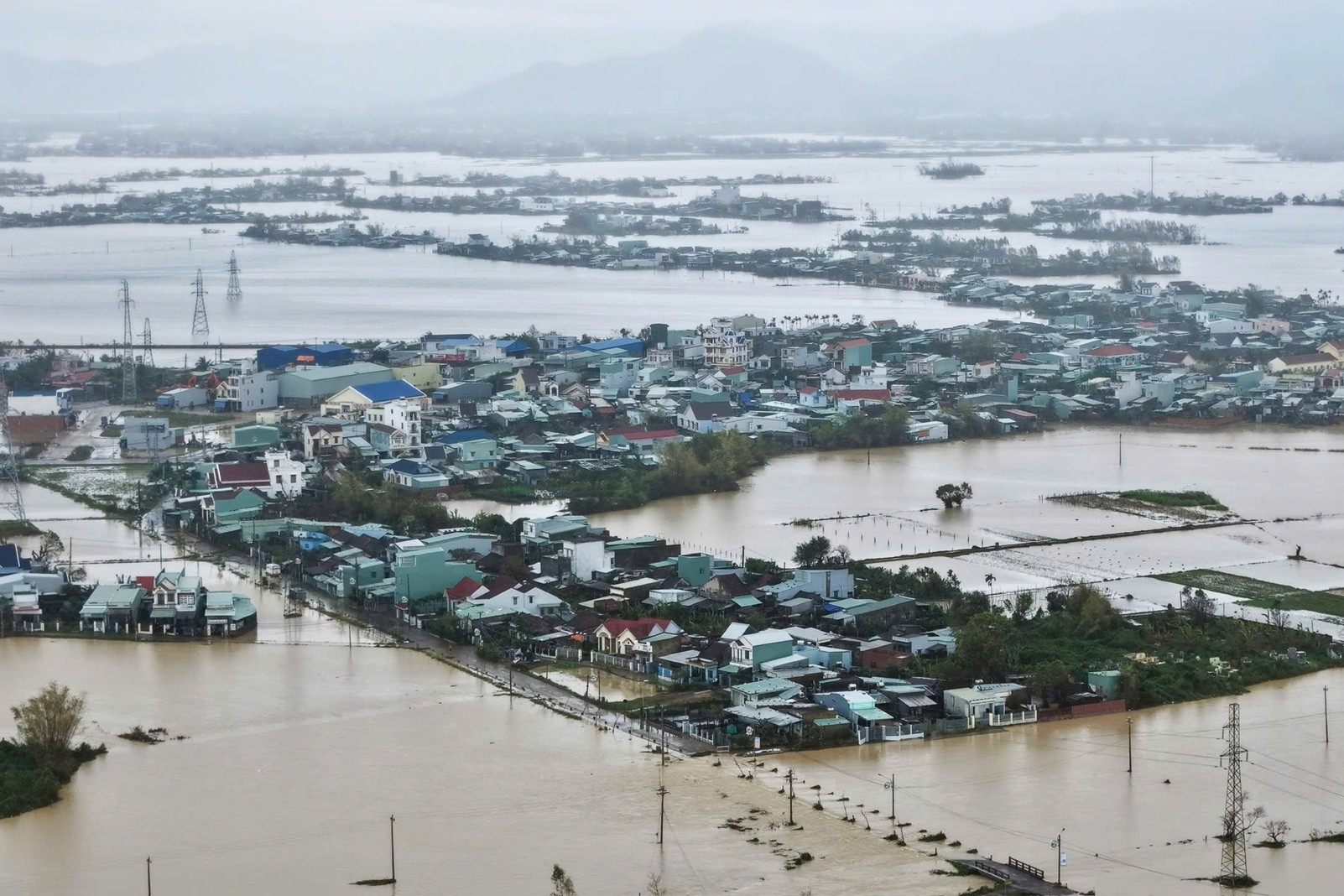 Ngập lụt khắp Nam Trung Bộ, điều máy bay chở phao cứu sinh tiếp tế vùng lũ