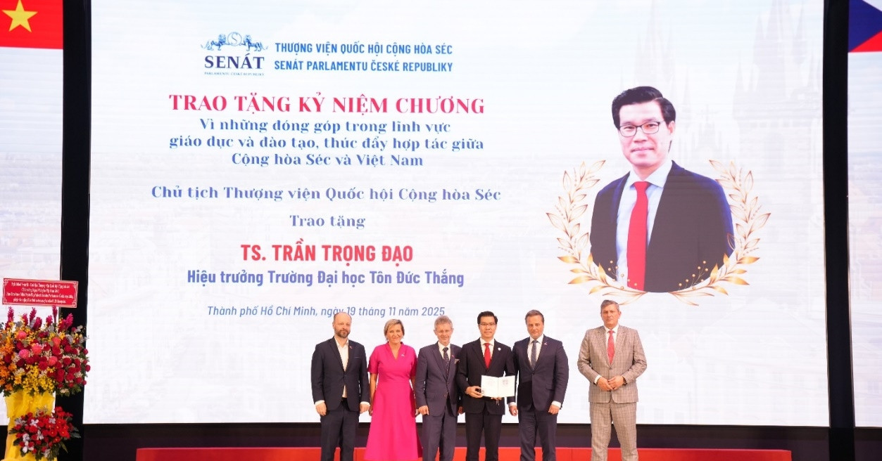 Czech Senate President honors two Vietnamese educators for education diplomacy