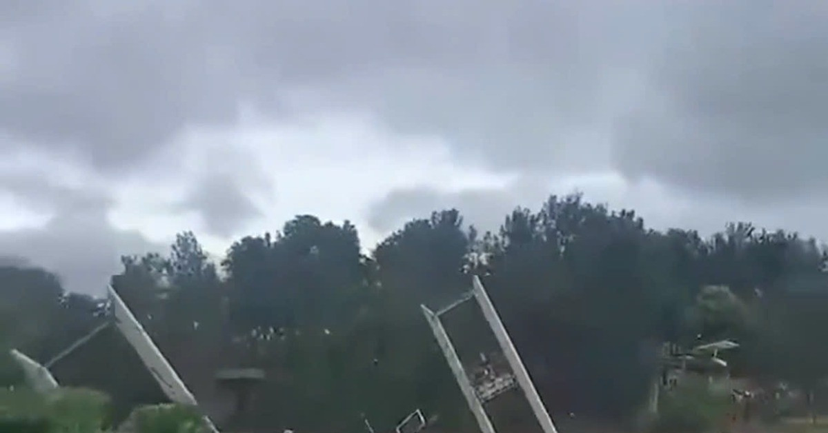Flood sweeps away suspension bridge in Lam Dong in seconds