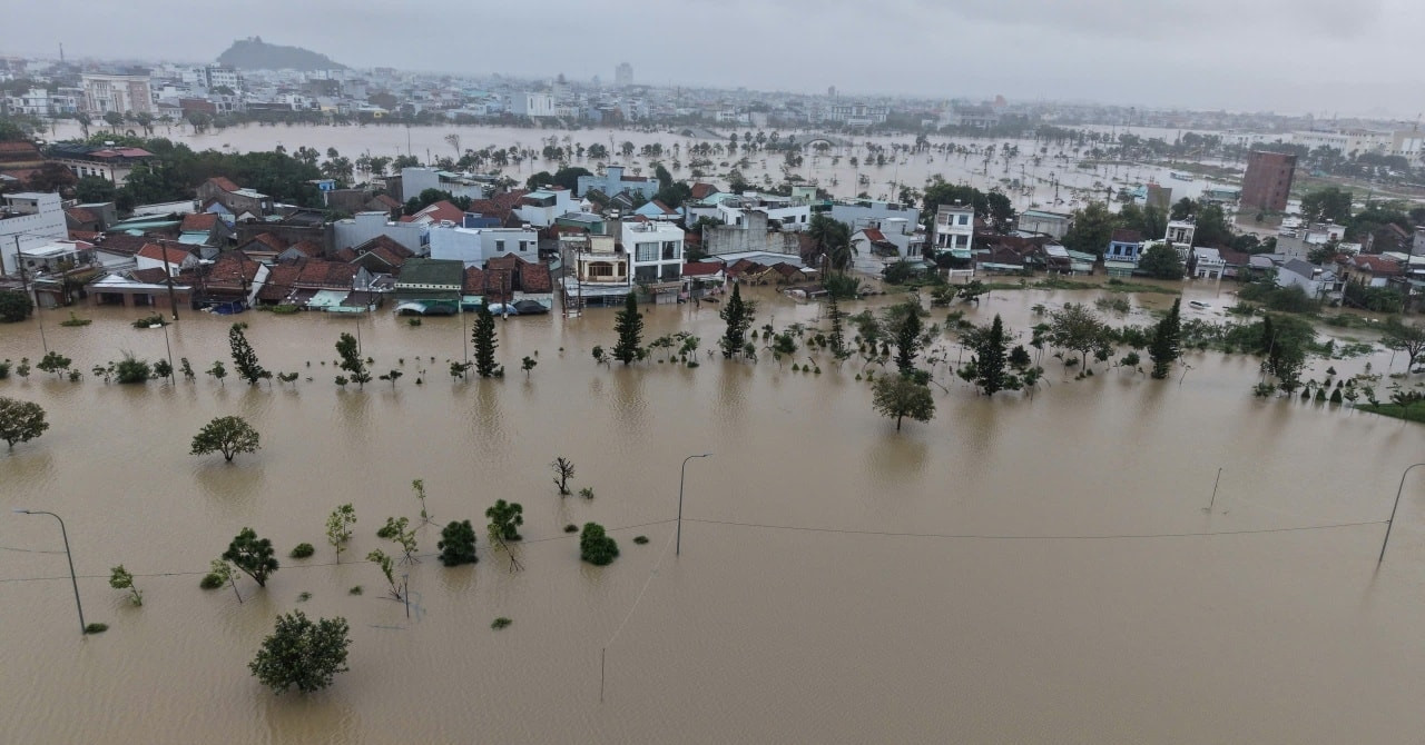 Floodwaters surround communities in Gia Lai and Dak Lak