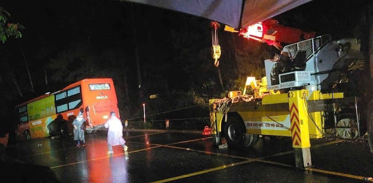 hiện trường đèo Mimosa sạt sâu 40m, suýt cuốn xe khách xuống hố,.jpg