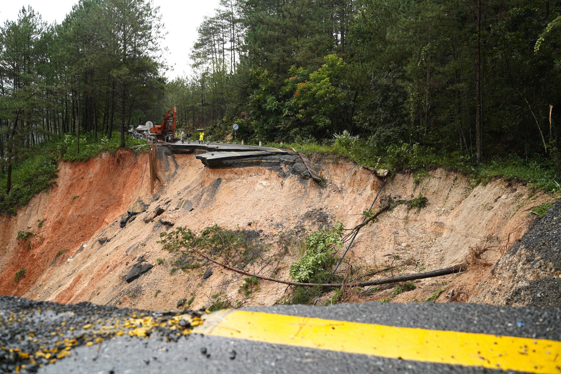 hiện trường đèo Mimosa sạt sâu 40m, suýt cuốn xe khách xuống hố.....jpg
