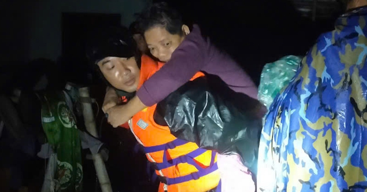 VN deploys over 400 elite troops to save residents trapped in Khanh Hoa floods