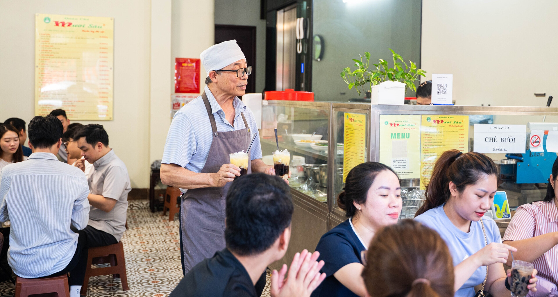 Hanoi’s legendary che shop serves tradition in every cup