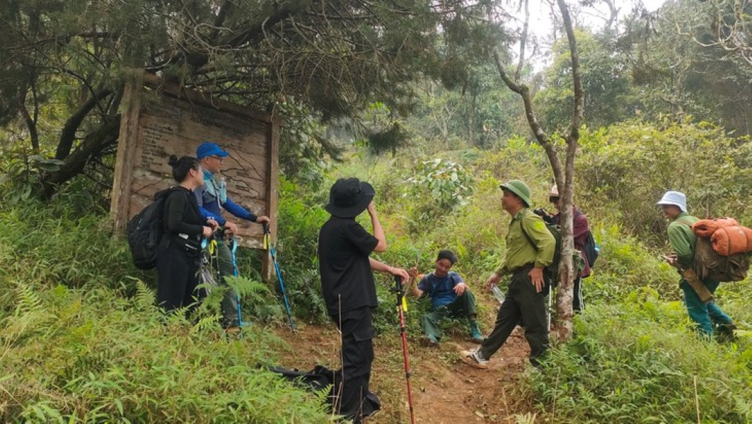 a2Khám phá gần 2km đường rừng.jpg