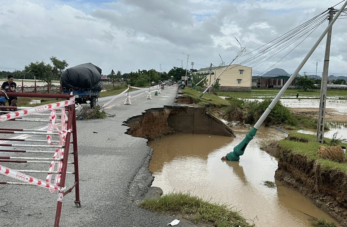 Nước lũ rút, nhiều tuyến đường ở Nam Khánh Hòa nứt gãy, trụ điện đổ ngỗn ngang.2.jpg