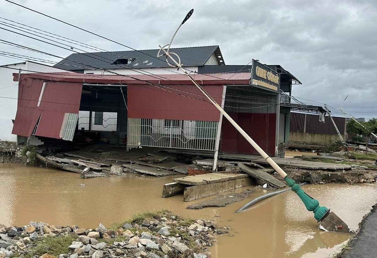 Nước lũ rút, nhiều tuyến đường ở Nam Khánh Hòa nứt gãy, trụ điện đổ ngỗn ngang.1.jpg