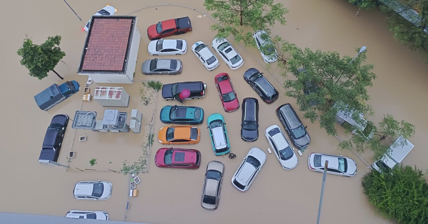 Historic floods paralyze traffic, destroy vehicles in Vietnam’s central region