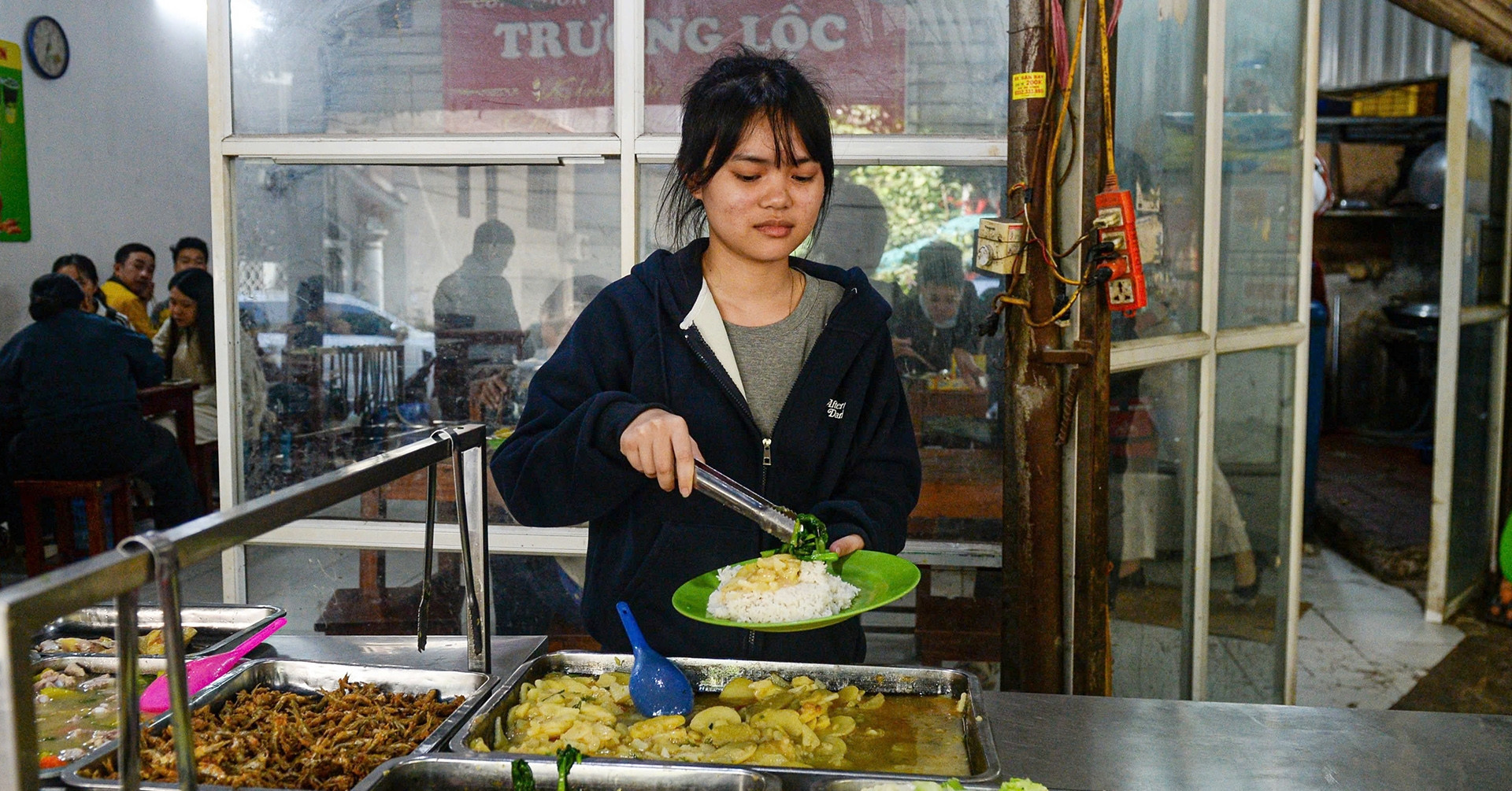 Vegetables in Hanoi soar in price, vendors say 'some just use it as an excuse'