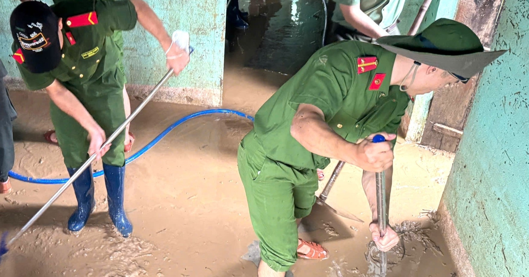 Brave hearts in the flood zone: Soldiers and police aid recovery efforts