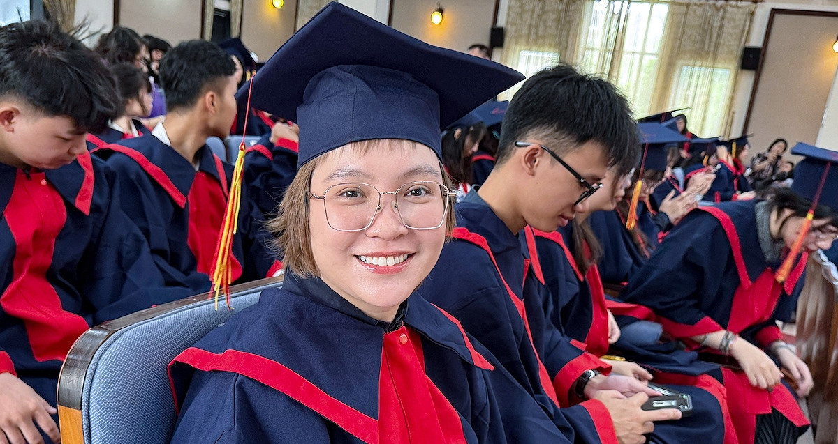 Hanoi woman graduates top of her university class at nearly 40