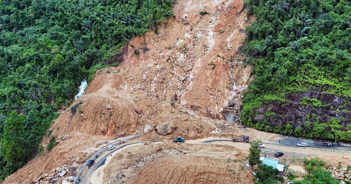 Military support requested to clear giant rocks blocking highway in Khanh Hoa