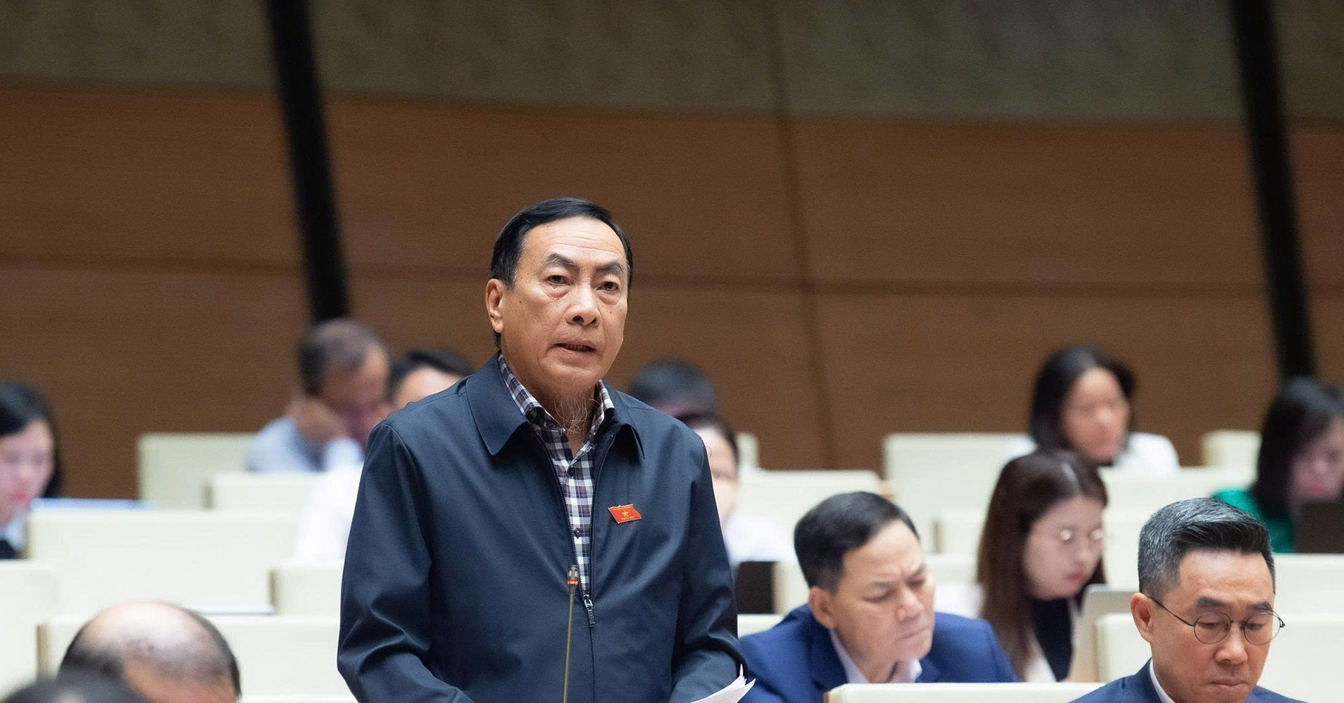 Parliament debates risks of centralizing media with millions of followers