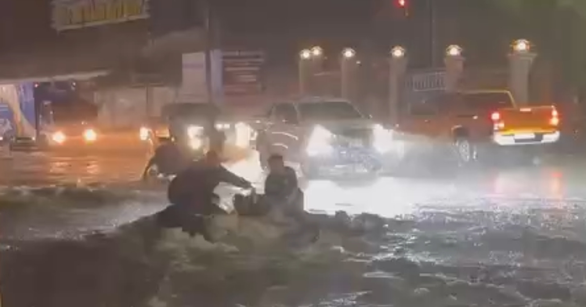 Sudden downpour floods major highway in Dong Nai, traffic chaos ensues