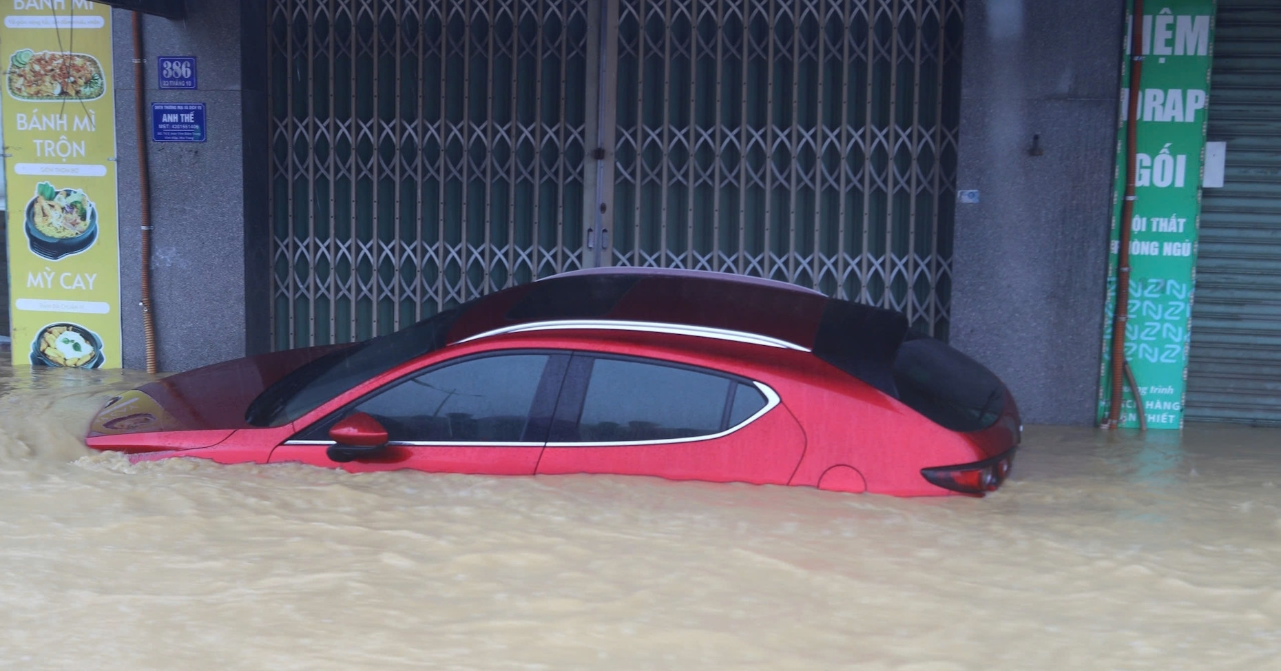Thousands of flood-damaged cars in Vietnam face costly repairs