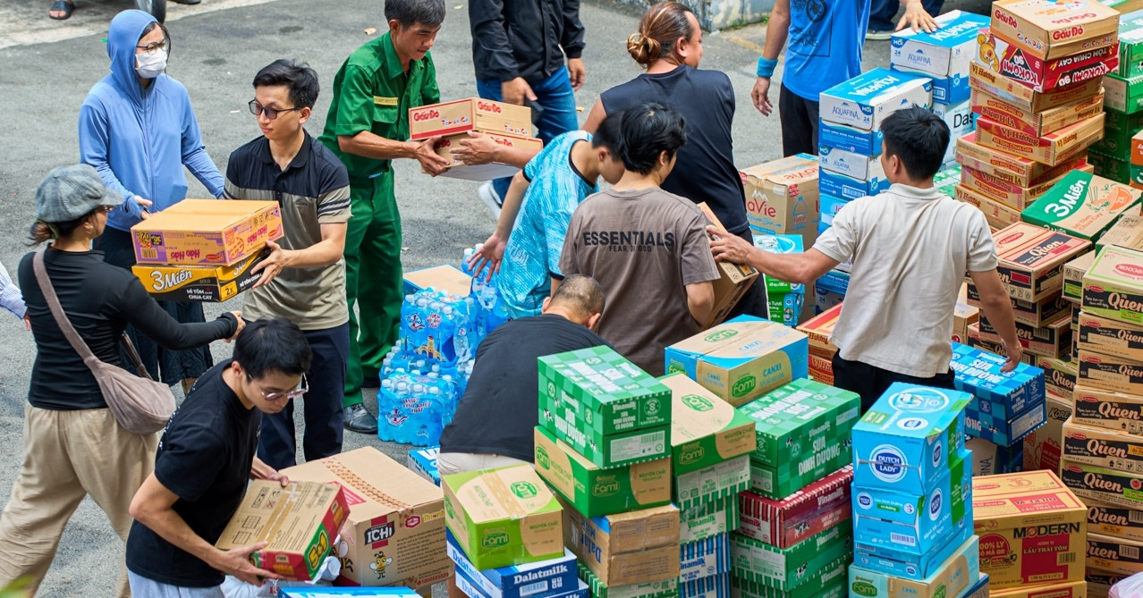 Midnight convoys from Ho Chi Minh City bring relief to flood-hit central Vietnam