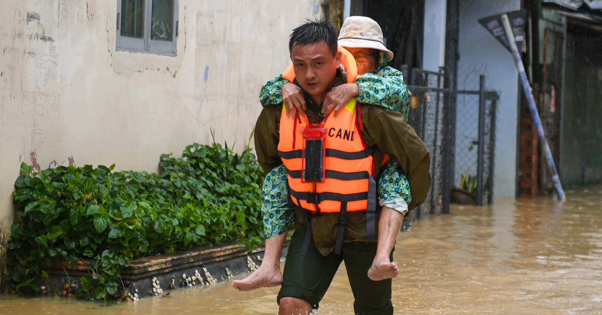 Soldiers brave the night to rescue flood victims in Khanh Hoa