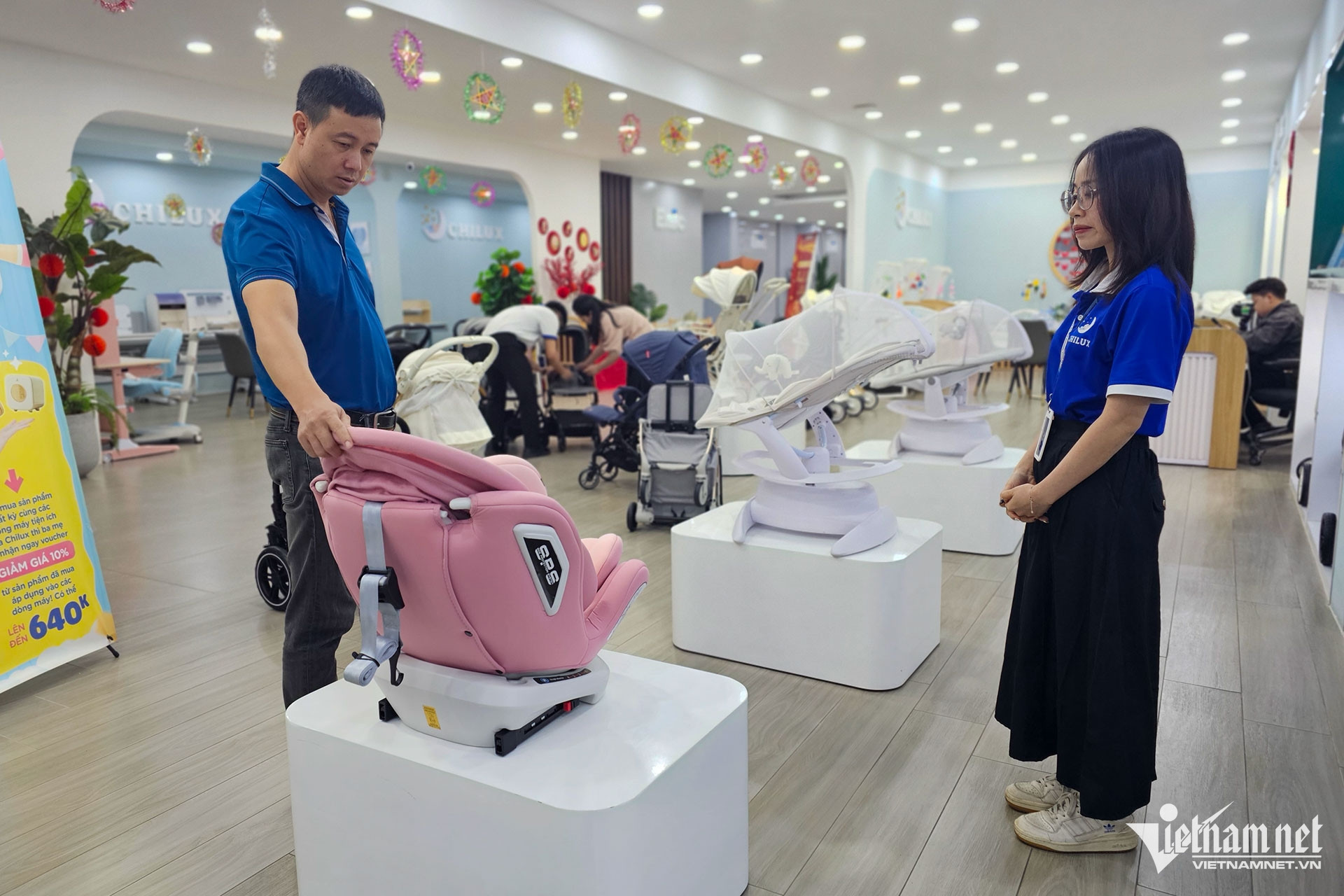 Child car seats surge in demand, parents fall into price ‘matrix’