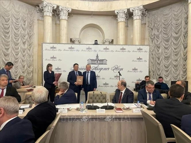 Russian Academy of Sciences honours leading Vietnamese scientist