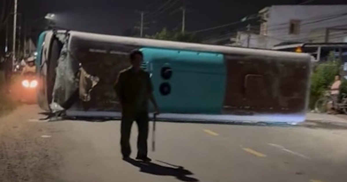 Worker transport bus overturns in Tay Ninh, over 10 hospitalized