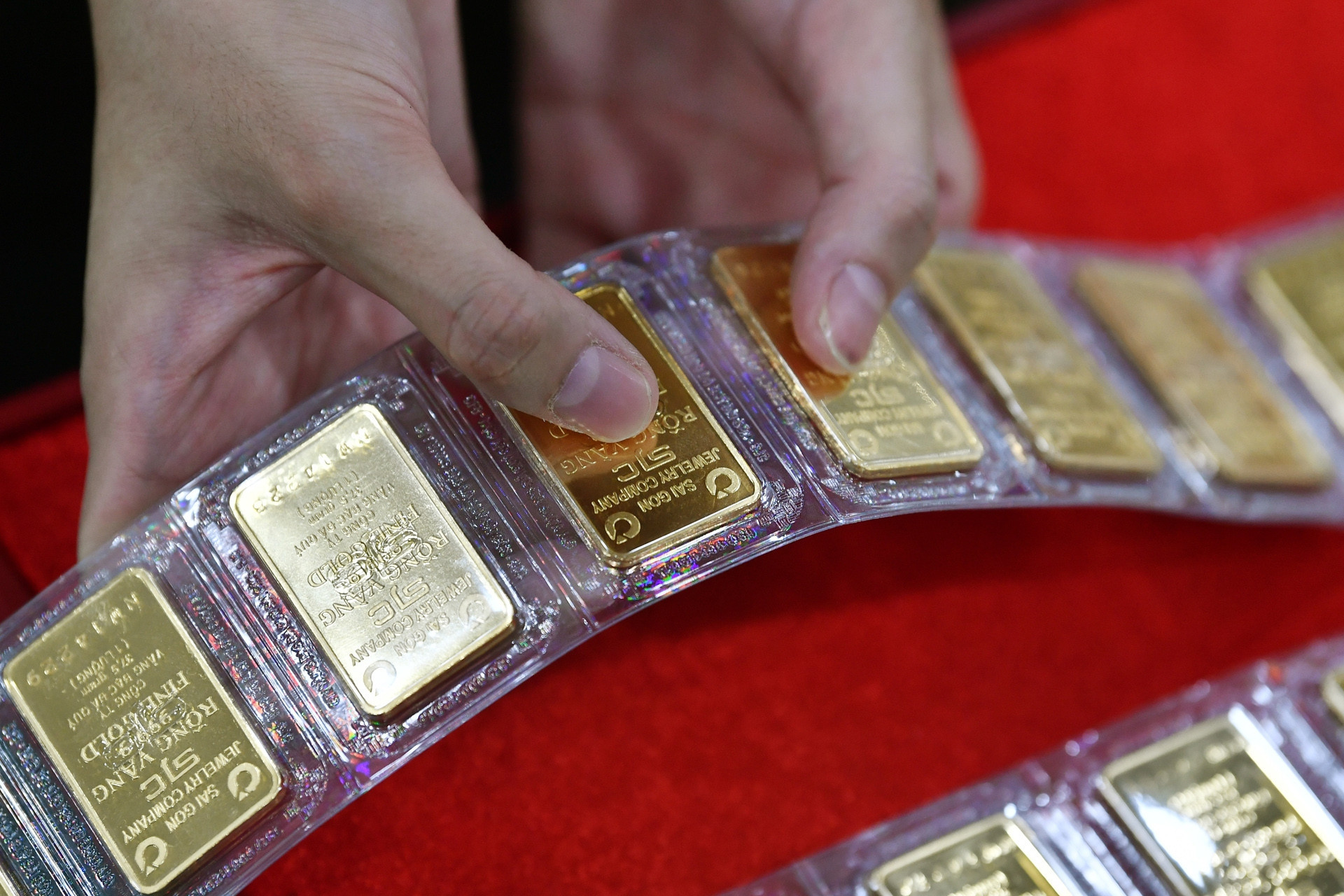 Vietnam’s gold exchange: physical gold must come first