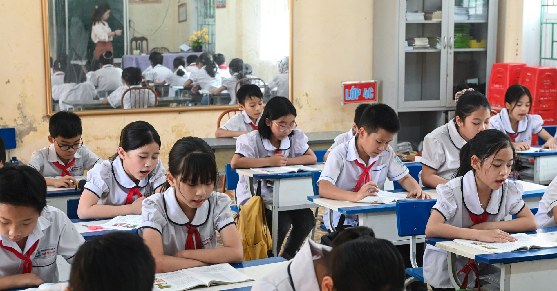 Politburo orders completion of school and commune-level clinic reforms by Dec 31