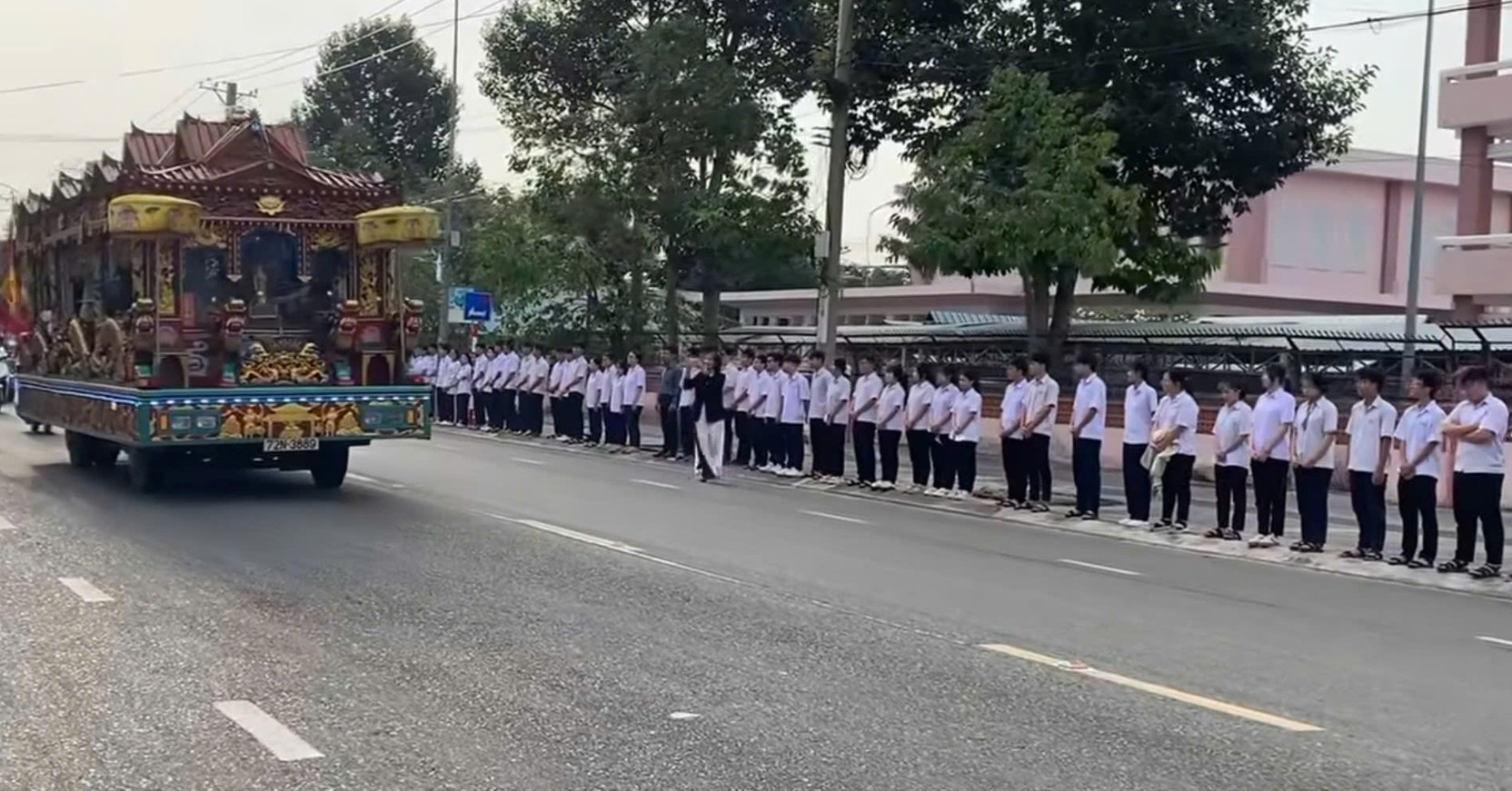 1,300 students bow in unison to honor a dedicated life in education