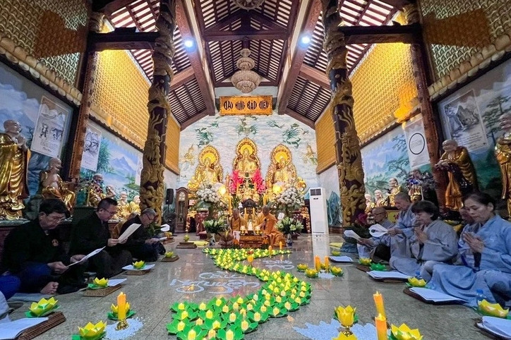 Candle-lighting ceremony held in Laos to pray for Vietnamese flood victims