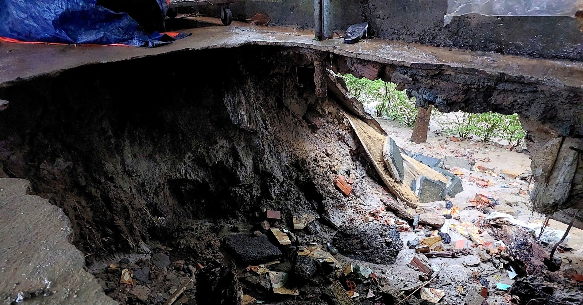 Torrential rains flood Da Nang, landslide opens sinkhole near housing block