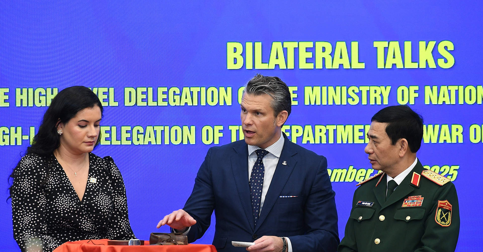 Vietnam, US defense leaders exchange wartime mementos