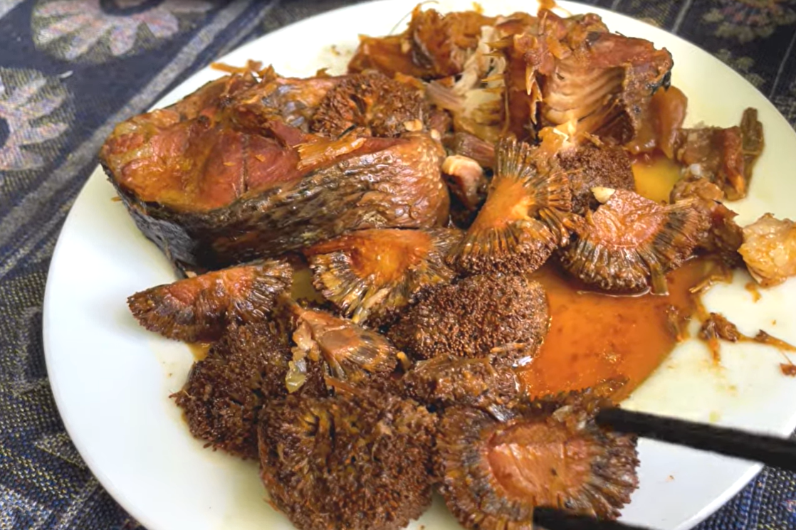 Foreign visitor tries unusual specialty in Ninh Binh, praises it as 'must-try'