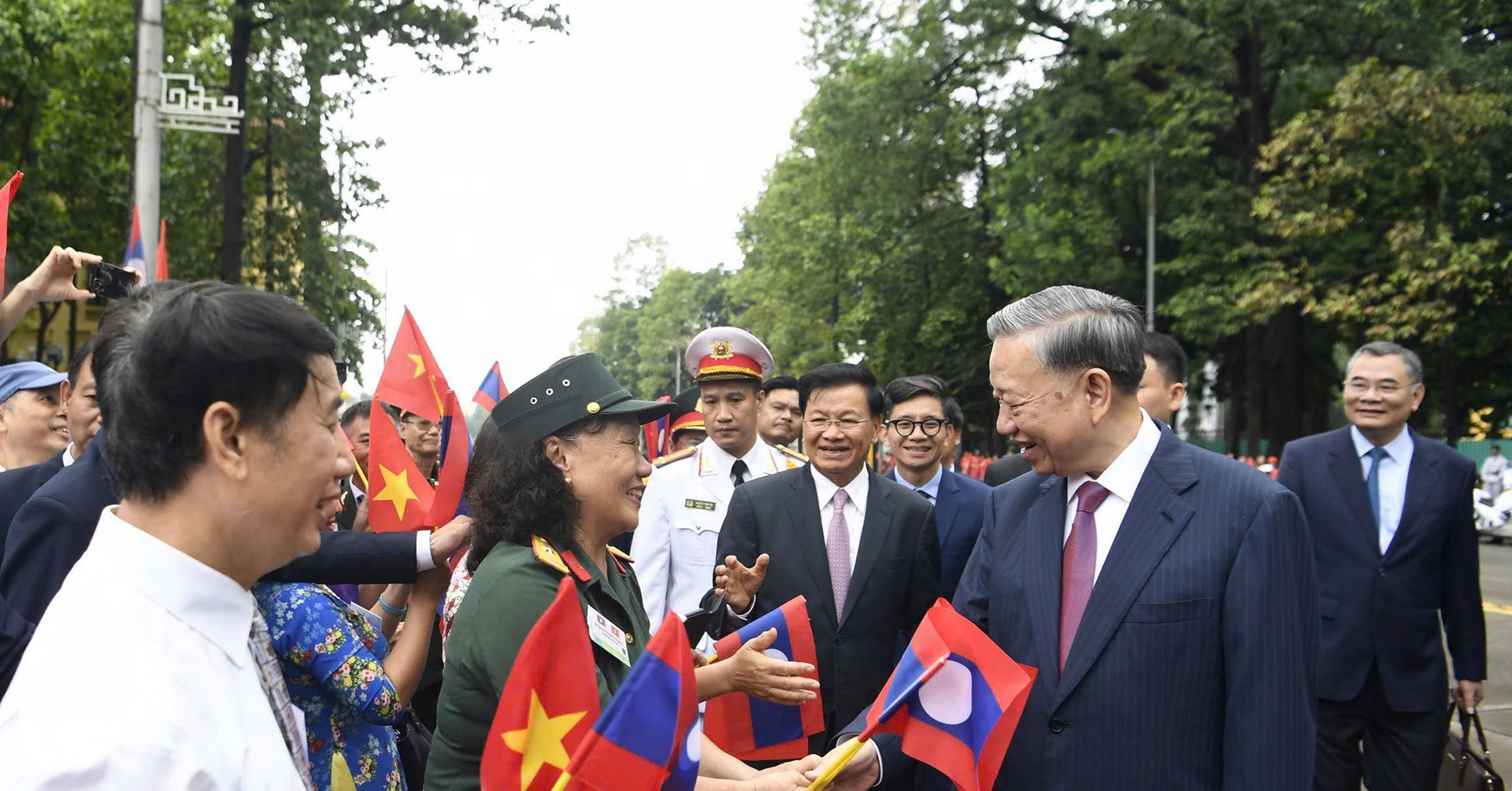 To Lam inicia visita histórica a Laos por el 50 aniversario del Día Nacional