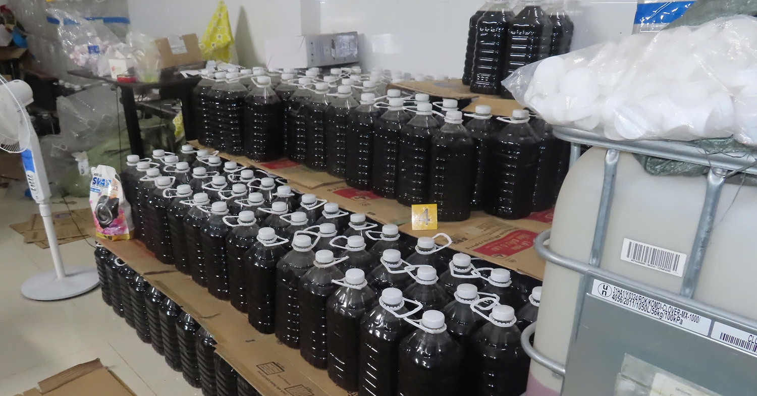 Man arrested for producing fake fish sauce and detergent in An Giang