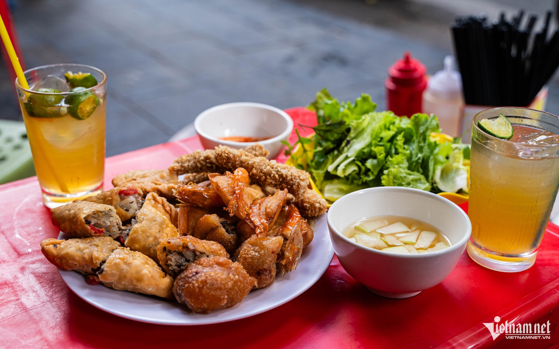 hanoi street food2.jpg