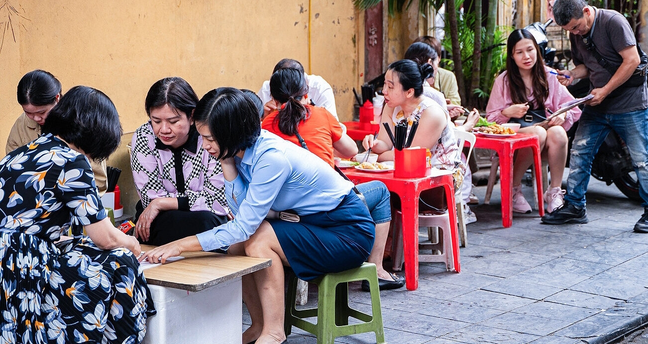 Hanoi’s iconic dumpling shop: A crispy legacy since 1982
