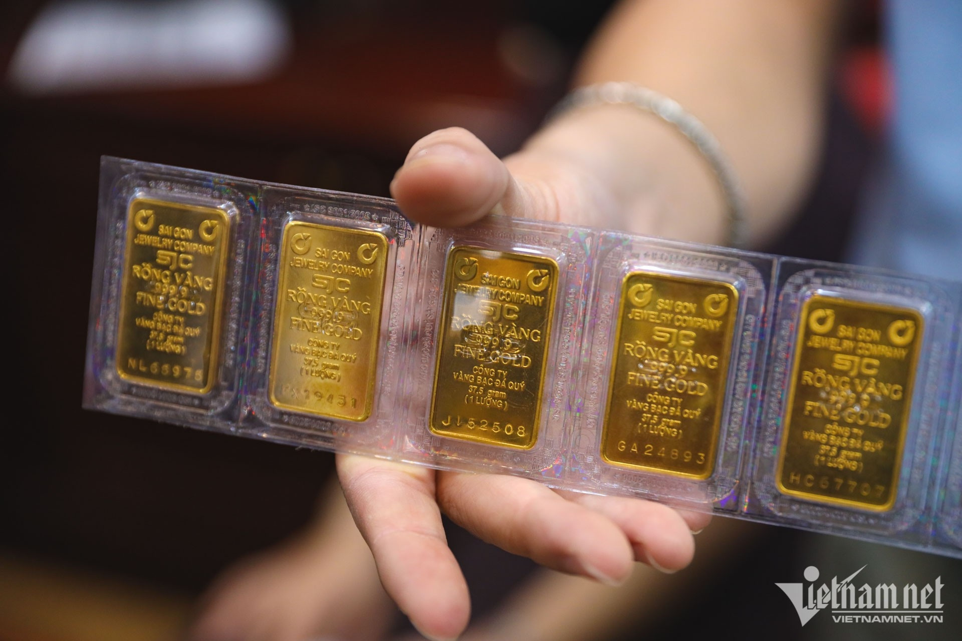 Vietnamese keep gold ‘under their beds’, assn proposes 10% tax on gold trading