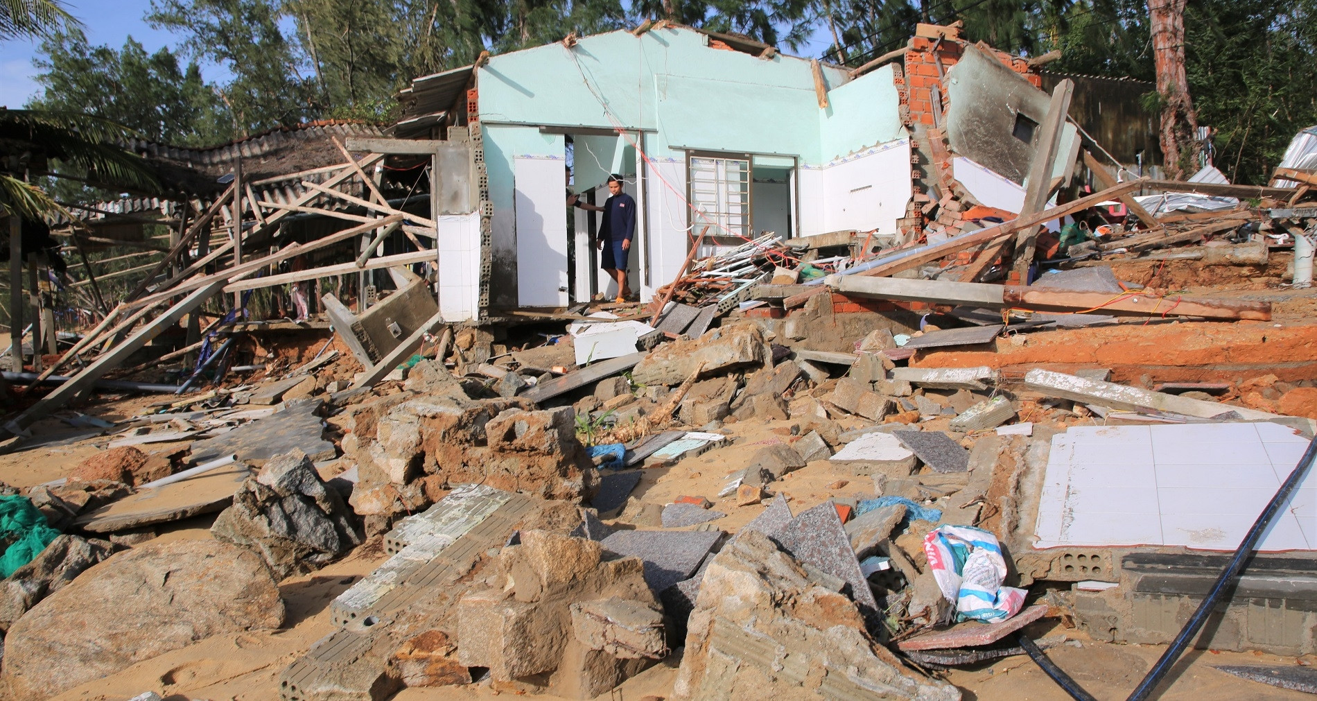 Kalmaegi leaves Quang Ngai coast in ruins after deadly night surge