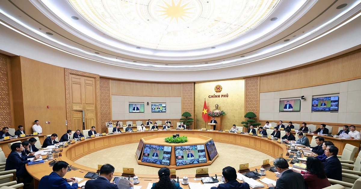 PM chairs regular government meeting connected with 34 provinces and cities