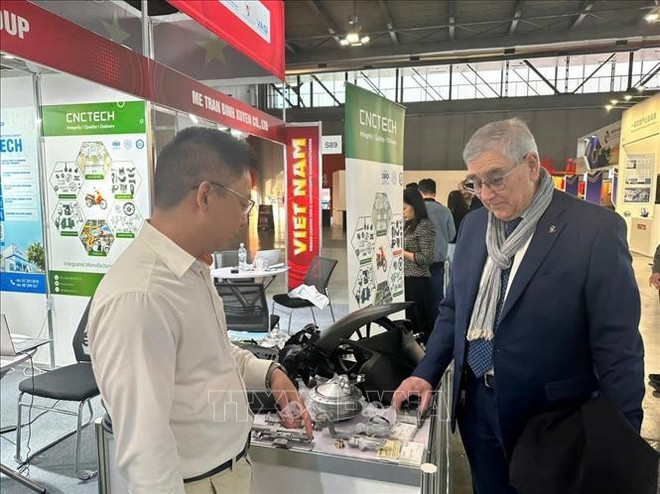 Walter Cavrenghi, Secretary General of the Italy – Vietnam Chamber of Commerce, visits the Vietnamese pavilion. (Photo: VNA)