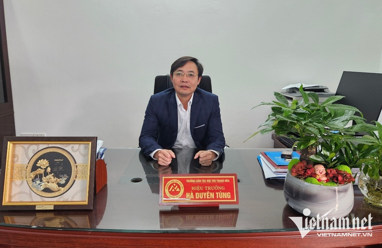 W-Thầy Hà Duyên Tùng, Hiệu trưởng Trường THPT Dân tộc nội trú Thanh Hóa, chia sẻ niềm tự hào về cựu học sinh Lê Thị Tuyết Nhung.jpg