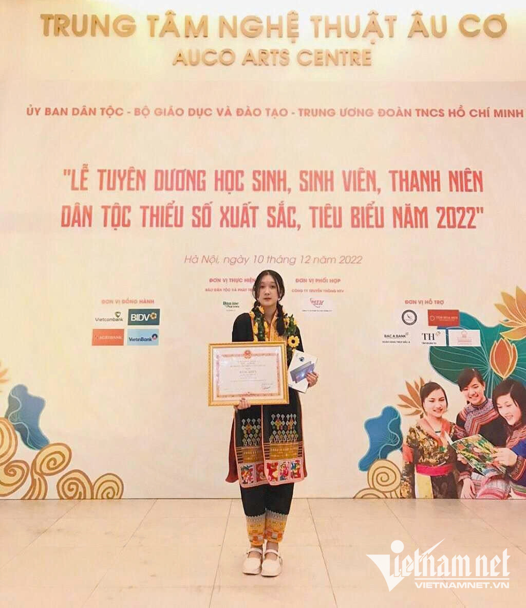 W-Em Nguyễn Thảo Vy là một trong những sinh viên được tuyên dương tại Lễ Tuyên dương học sinh, sinh viên, thanh niên DTTS xuất sắc, tiêu biểu năm 2022.jpg