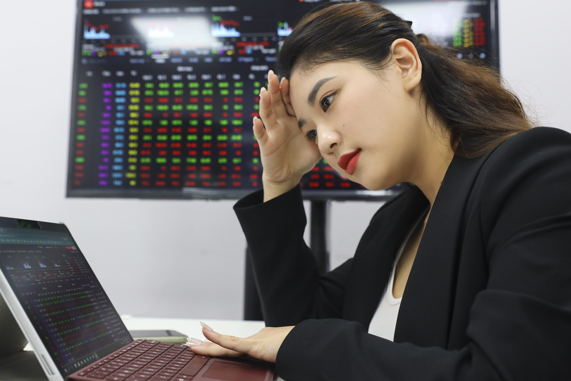 Credit boom fuels VN-Index: $98 billion injected, 2,000 points targeted for 2026