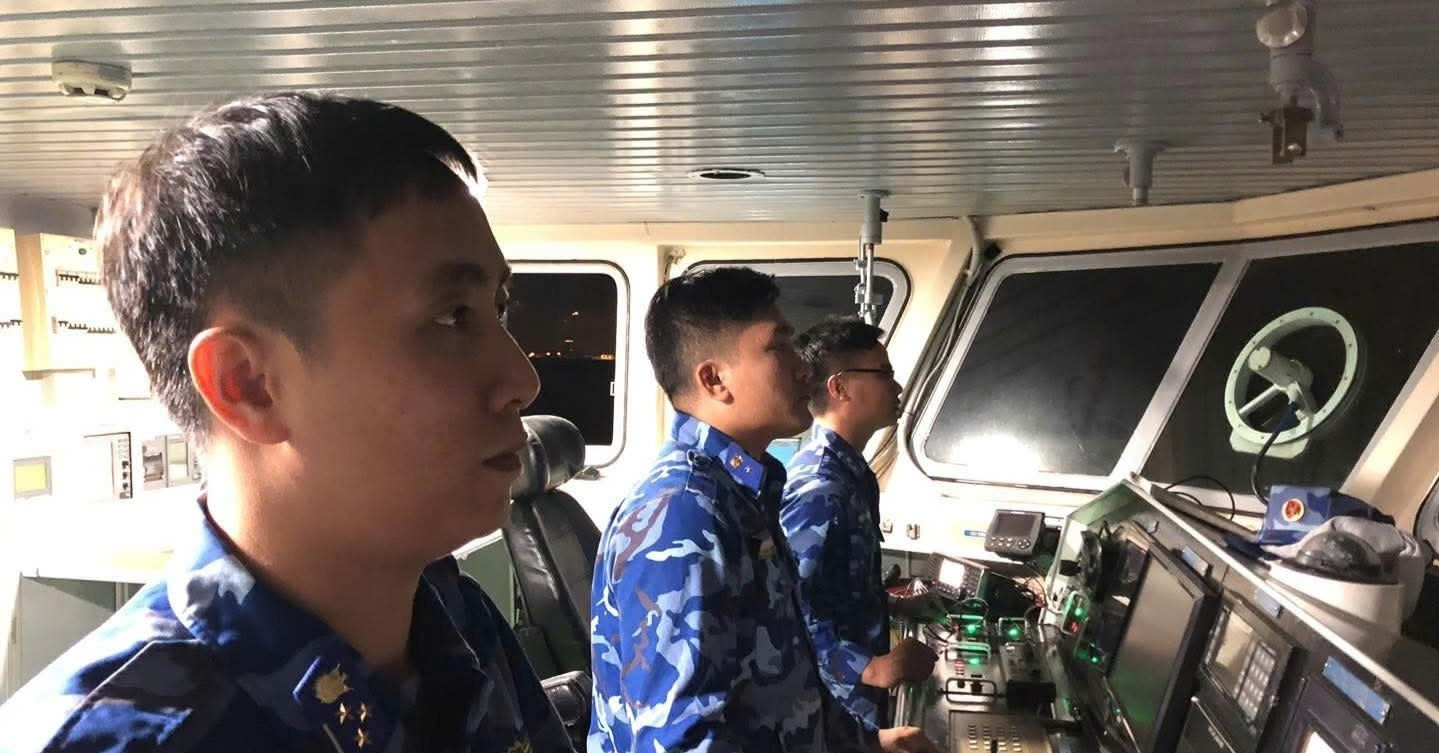 One missing, seven rescued after fishing boat sinks off Ha Tinh